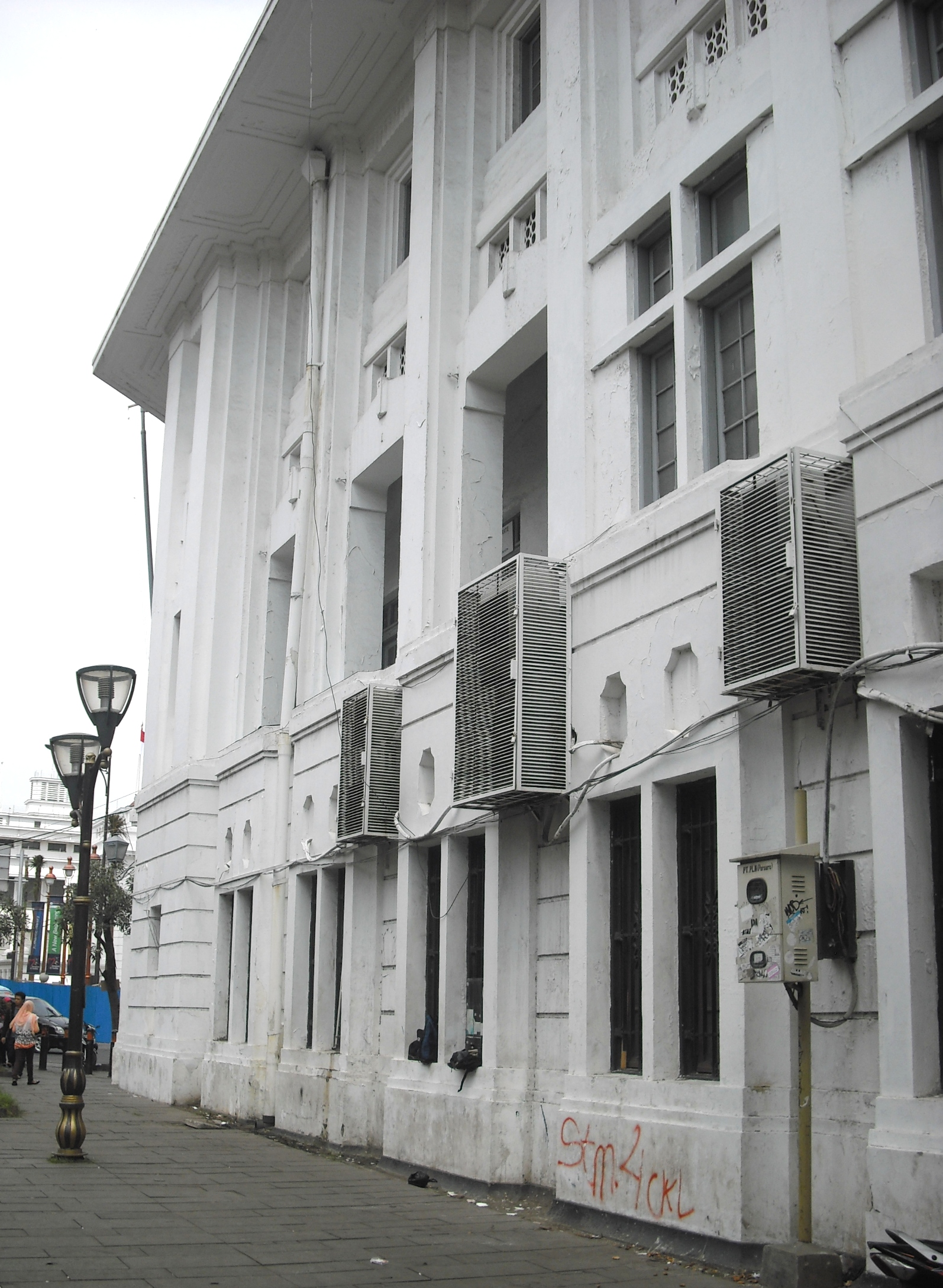 Kota Tua Batavia Bangunan Lama Dan PKL Sepanjang Jalan Kehidupan
